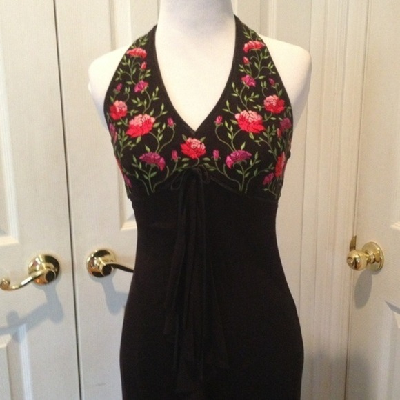 Embroidered flowers on black maxi high low dress - Picture 2 of 4